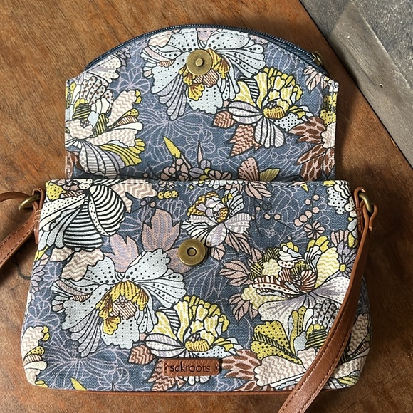 Cute Blue Floral Sakroots Purse - Picture 6 of 7